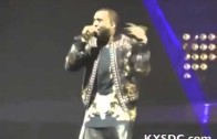 Kanye West „Kanye West Puts Lighting Man On Blast For Not Turning On All of The Lights! „
