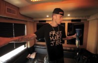 Machine Gun Kelly „Gives A Tour Of The Lace Up Bus”